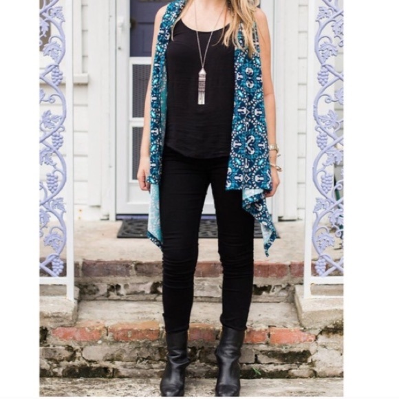 Blue Tile Waterfall Convertible Vest & Scarf - Picture 3 of 5